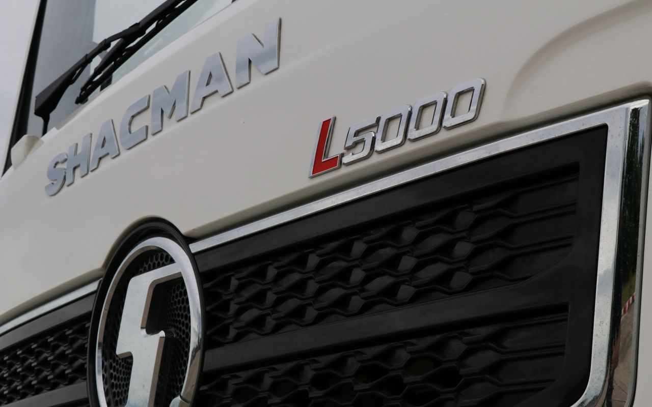 L5000 badge and front grille